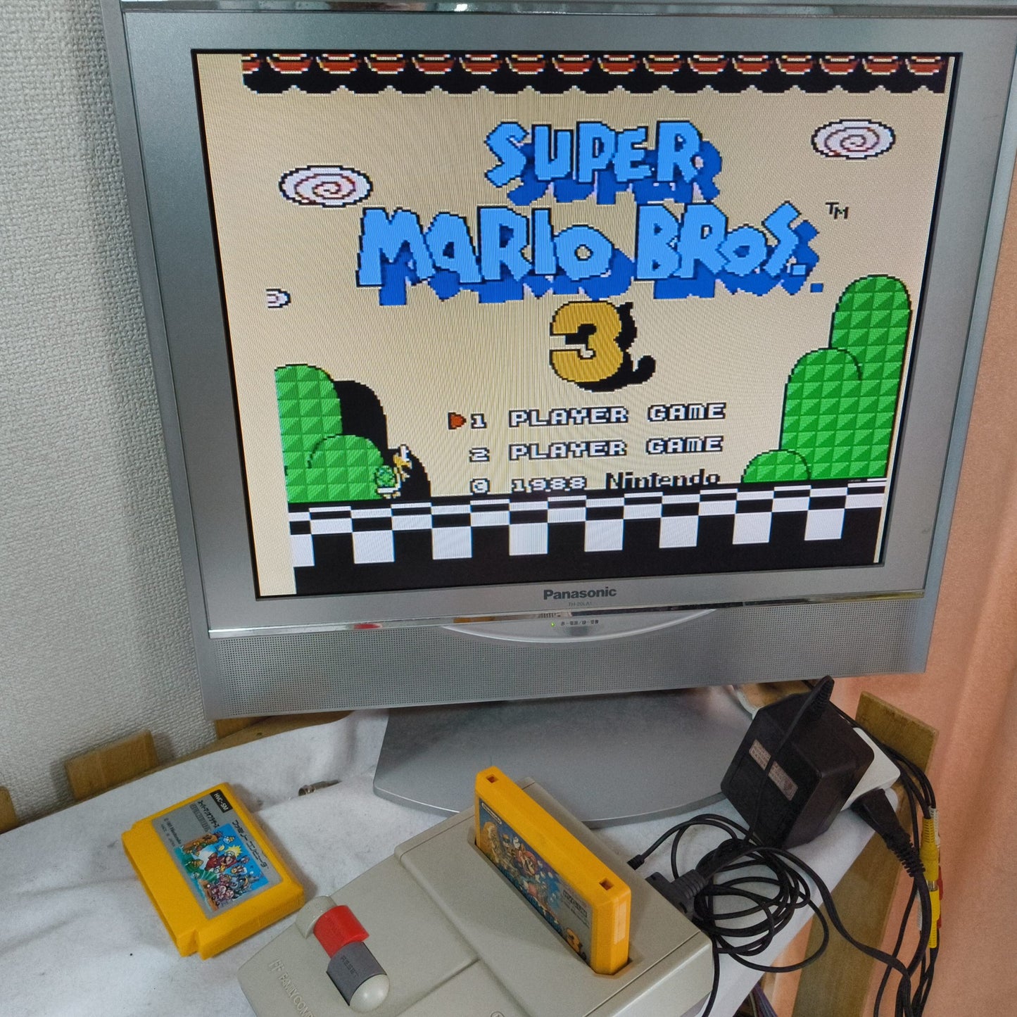 Nintendo New (AV) Famicom (NES2) Console,2 Pads and Games set, Working-h1010-