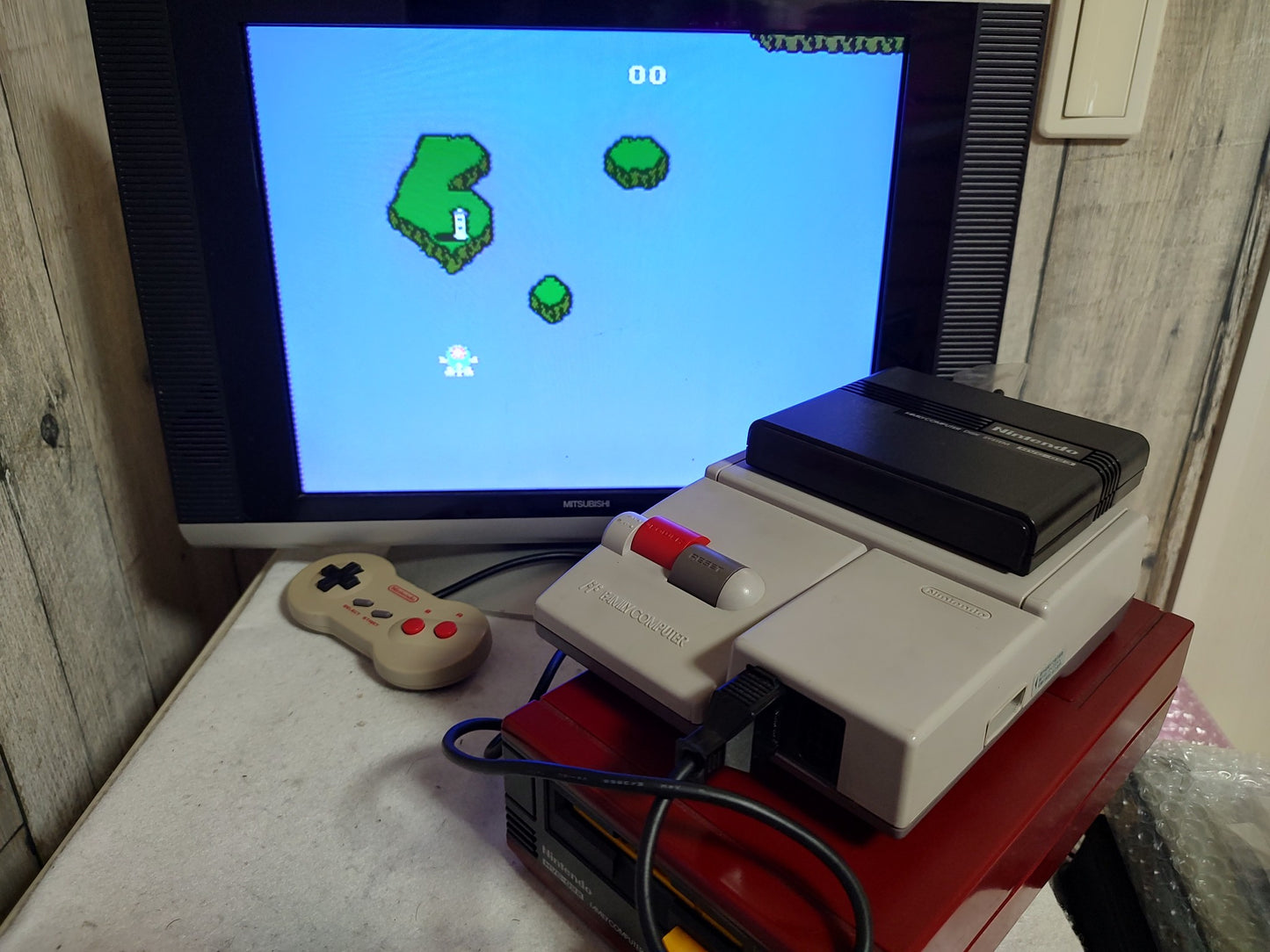 TwinBee Stinger and The Goonies (NES) Disk System, Game disk and box set-f0821-