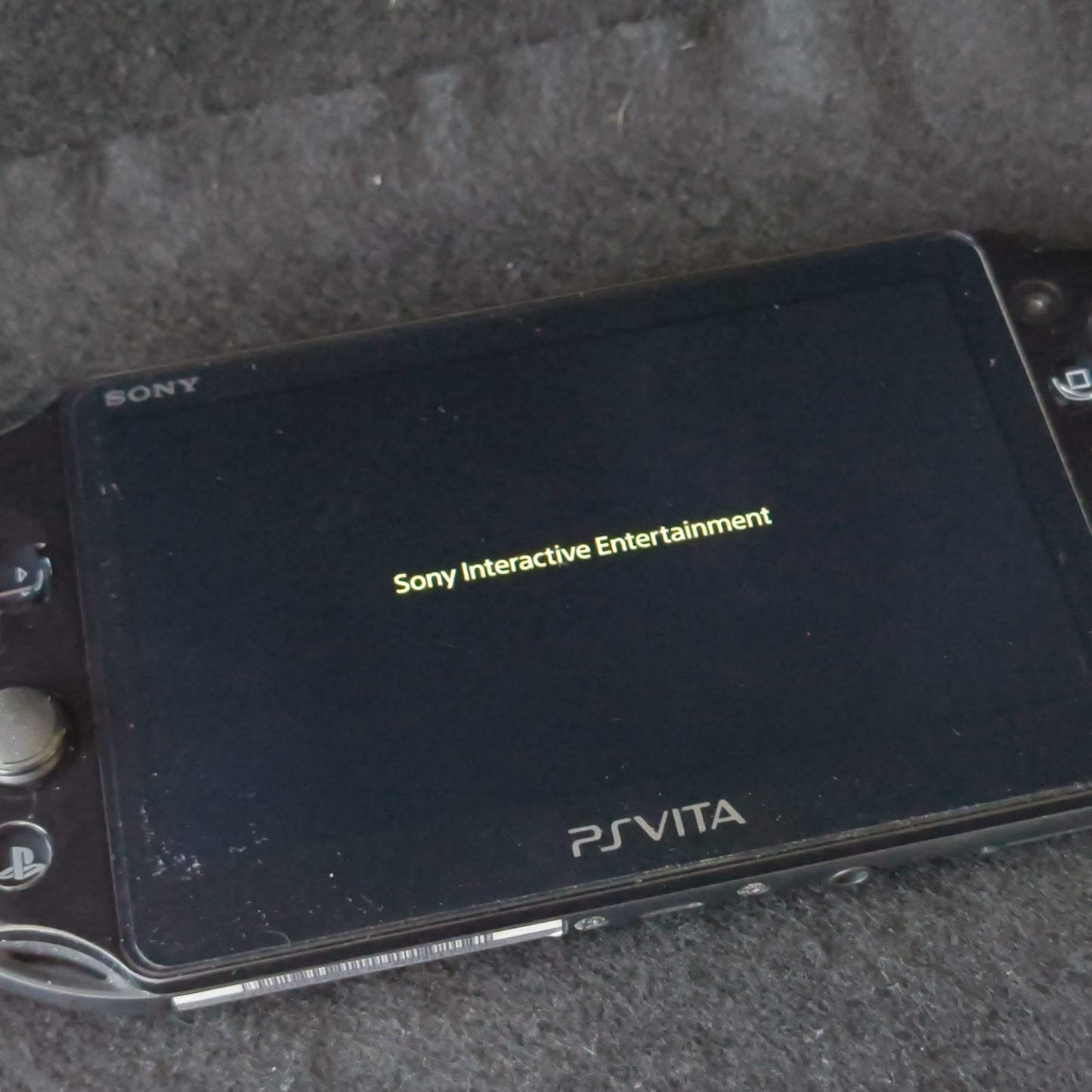 SONY PS Vita PCH-2000 ZA11 Black Console w/Game, Working, No charger, Japan