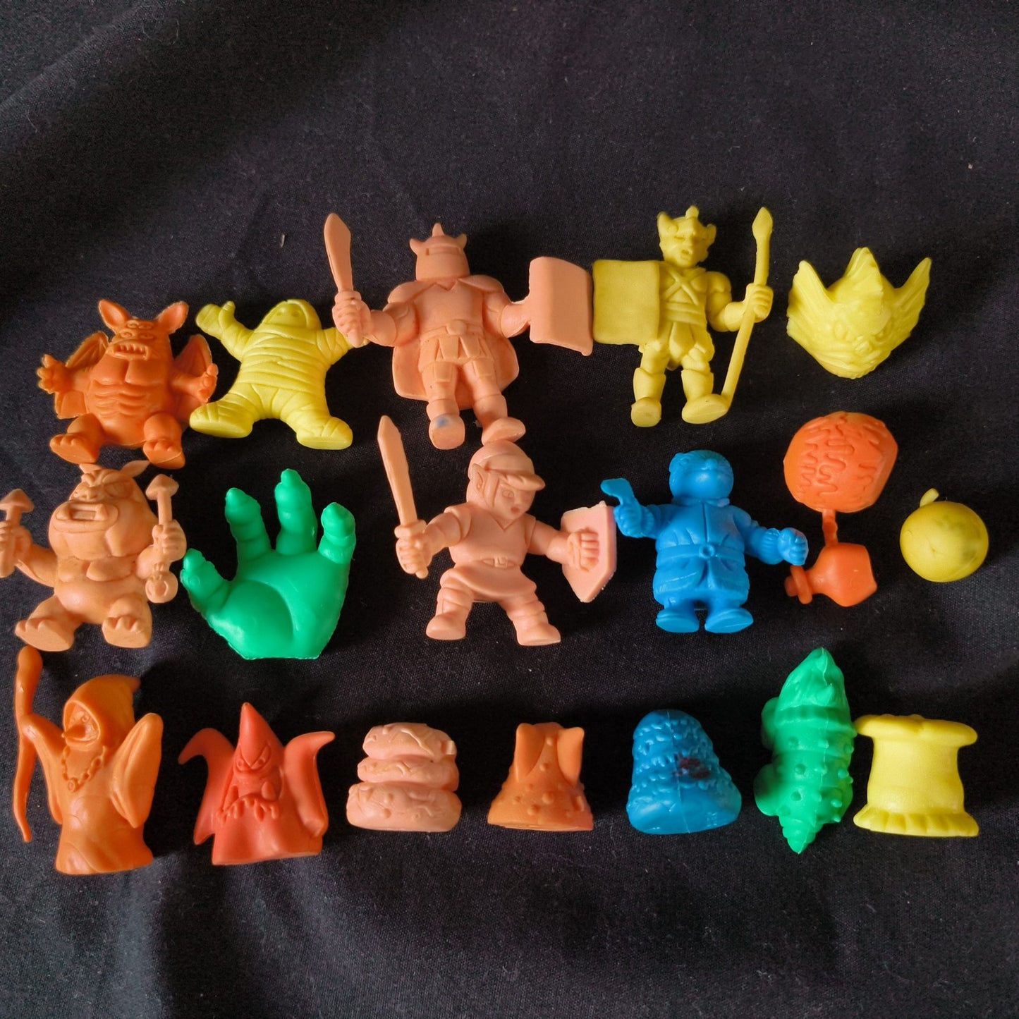 Legend of Zelda keshi rubber eraser collection and minibook set. Nintendo, Japan