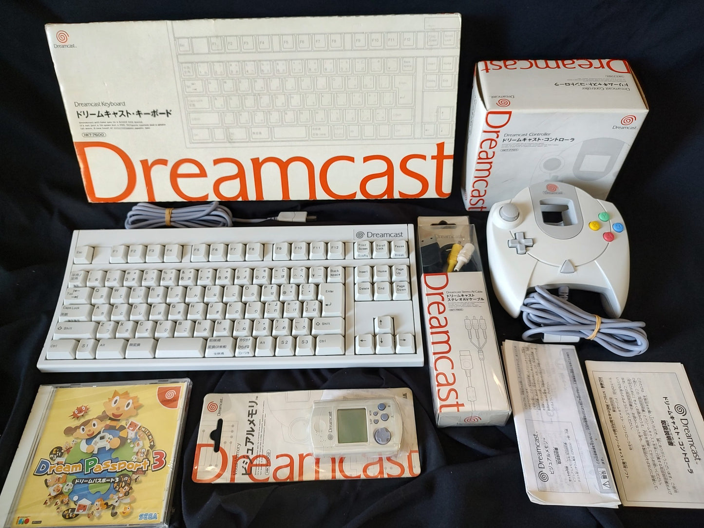 SEGA DreamCast Keyboard, contoller, Visual Memory, AV cable, Dream Passport set