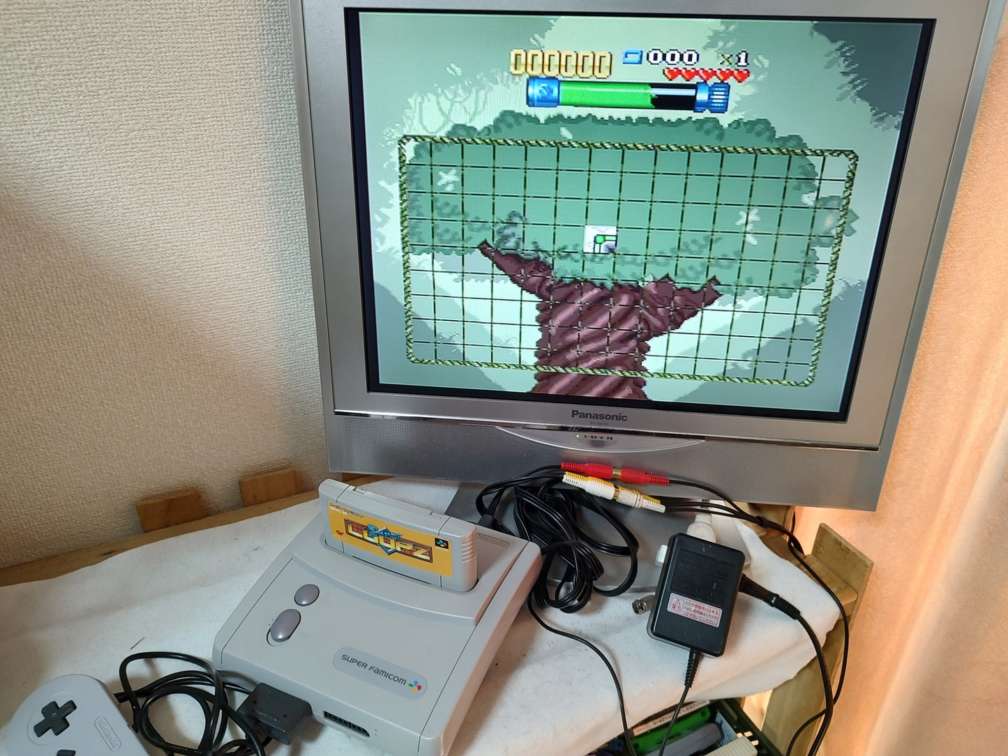 Nintendo Super Famicom Jr. (SNES) Console w/Pad, AV cable, PSU, and Game-g1223-