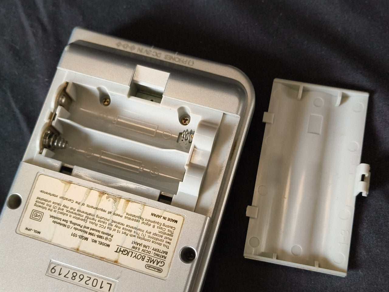 JUNK, Defective, Nintendo Gameboy Light silver color console HGB-101,-h0321-2