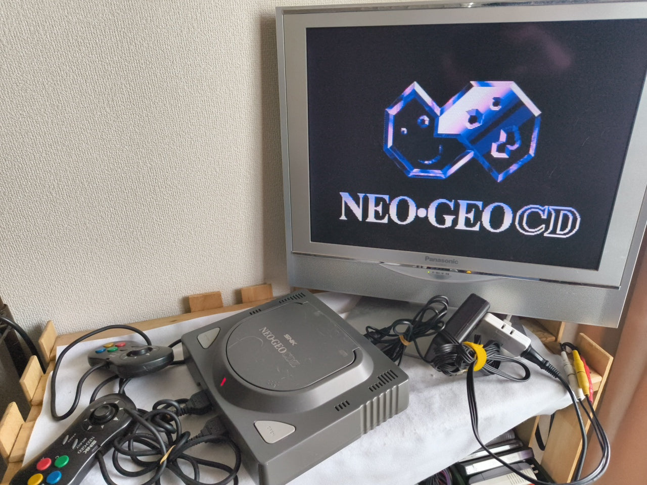 SNK NEO GEO CDZ NGCD Console System,w/Controllers, AC Adapter set, working-h0415