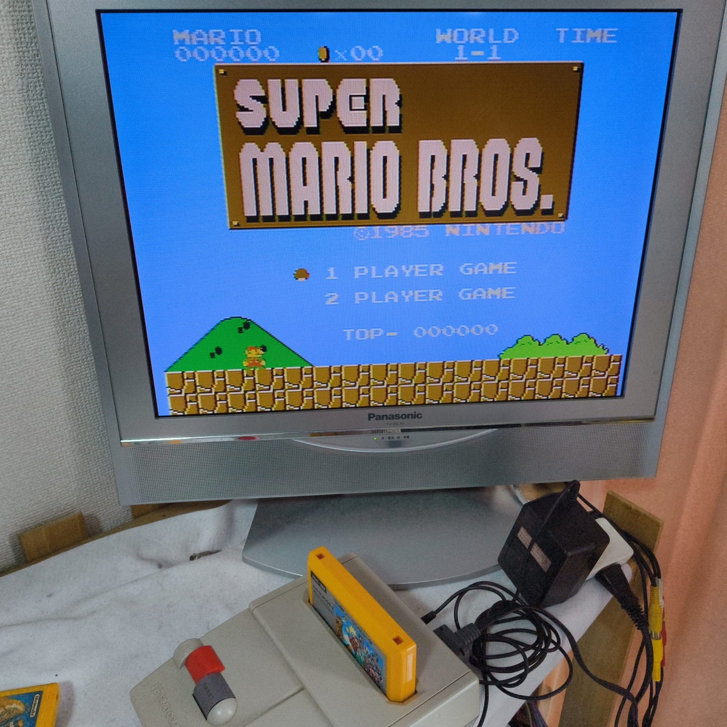 Nintendo New (AV) Famicom (NES2) Console,2 Pads and Games set, Working-h1010-