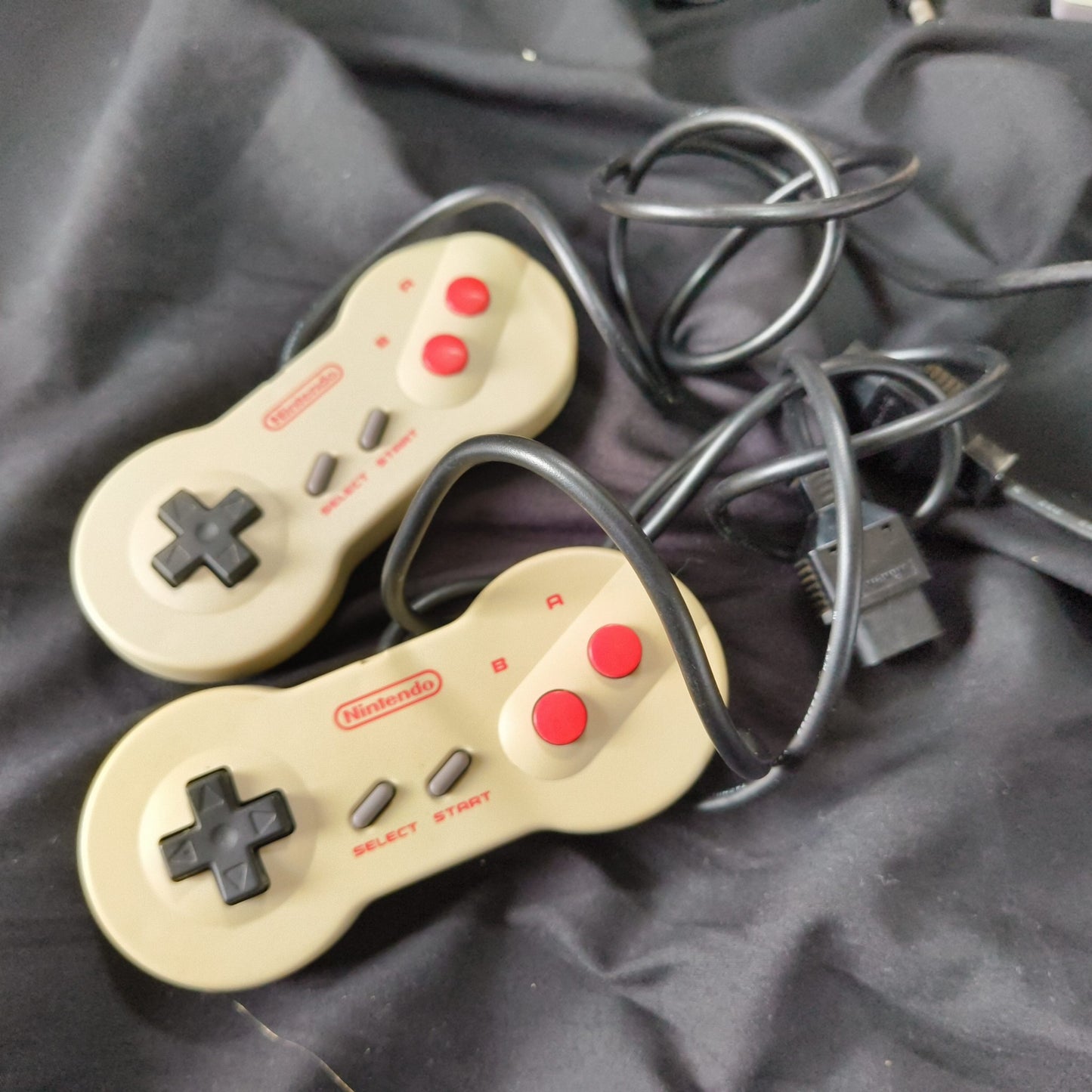 Nintendo New (AV) Famicom (NES2) Console,2 Pads and Games set, Working-h1010-