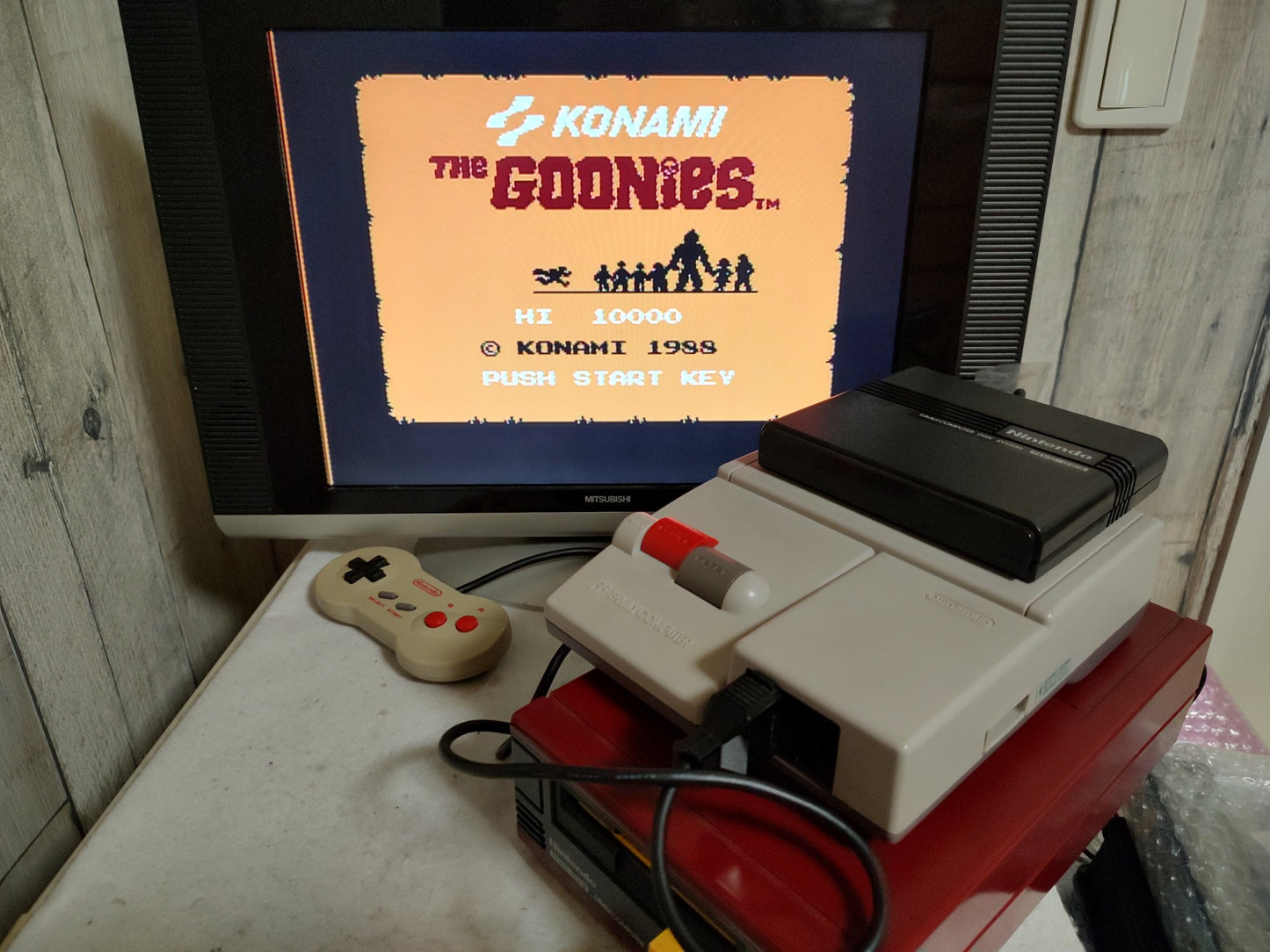 TwinBee Stinger and The Goonies  (NES) Disk System, Game disk and box set-f0821-