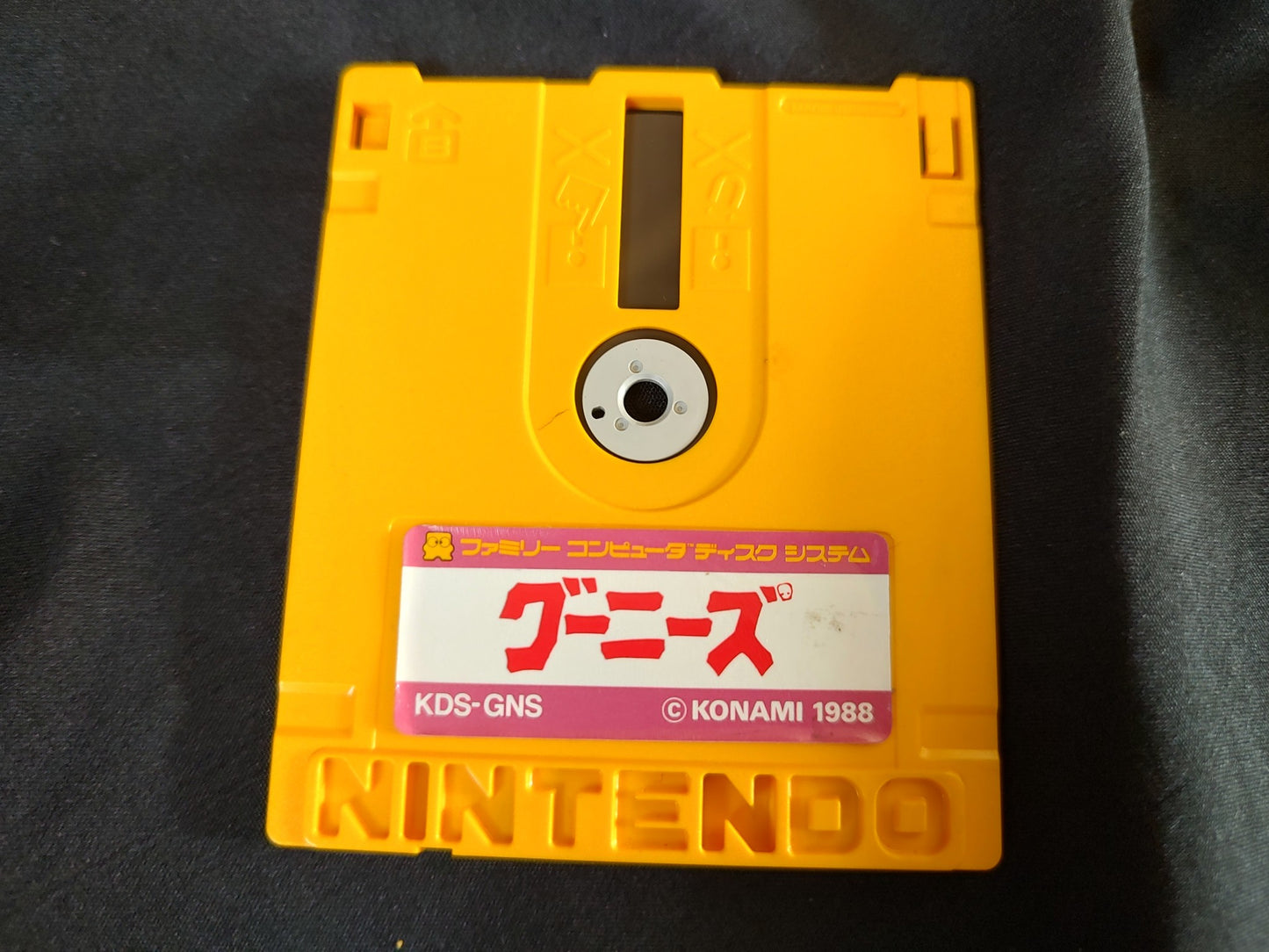 TwinBee Stinger and The Goonies  (NES) Disk System, Game disk and box set-f0821-