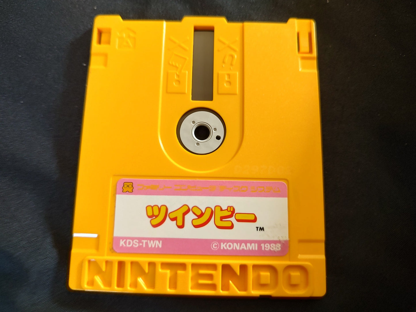 TwinBee Stinger and The Goonies  (NES) Disk System, Game disk and box set-f0821-