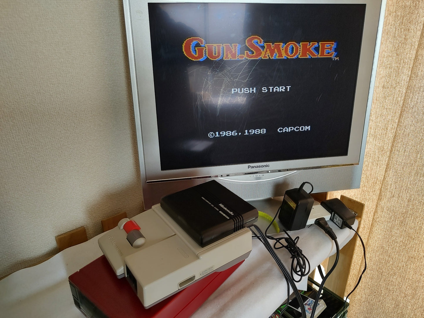 Gun Smoke (NES) Disk System, Game disk, Manual and box set, working-f0922-